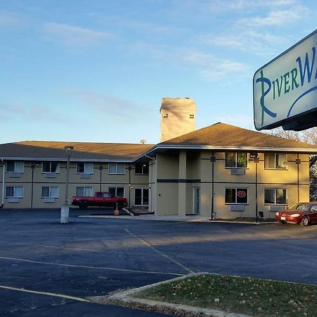 Riverwalk Inn & Suites Fort Atkinson Exterior photo