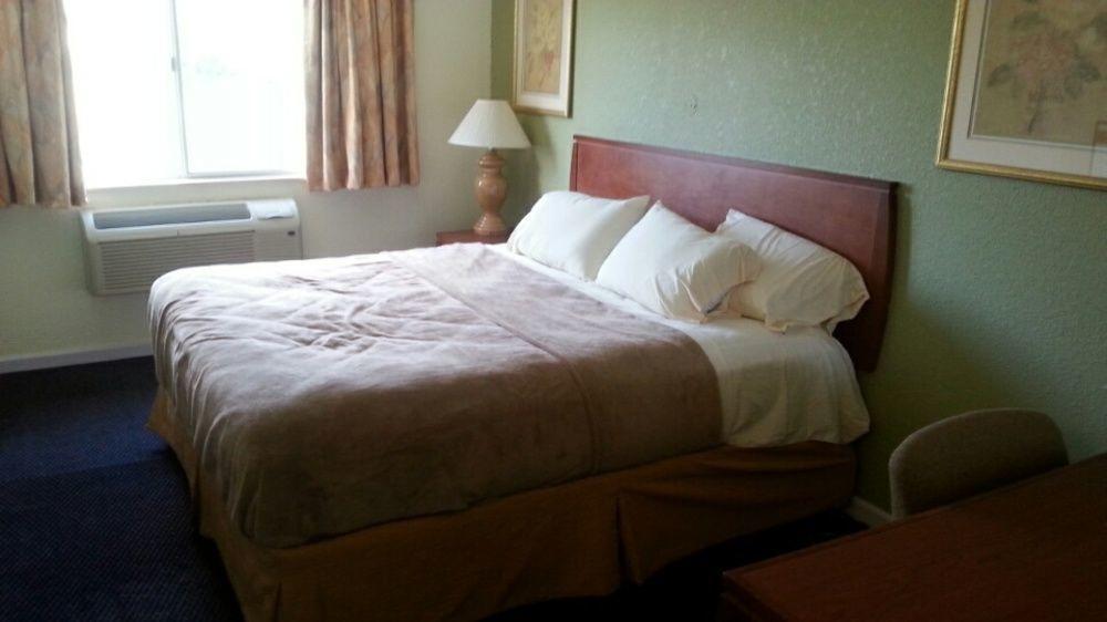 Riverwalk Inn & Suites Fort Atkinson Exterior photo