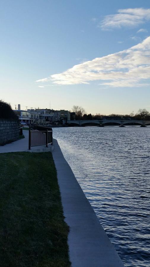 Riverwalk Inn & Suites Fort Atkinson Exterior photo