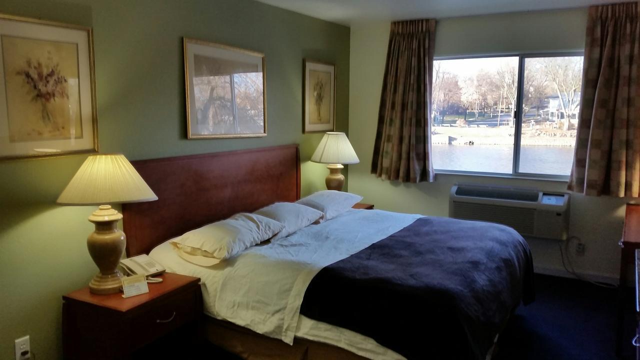 Riverwalk Inn & Suites Fort Atkinson Exterior photo