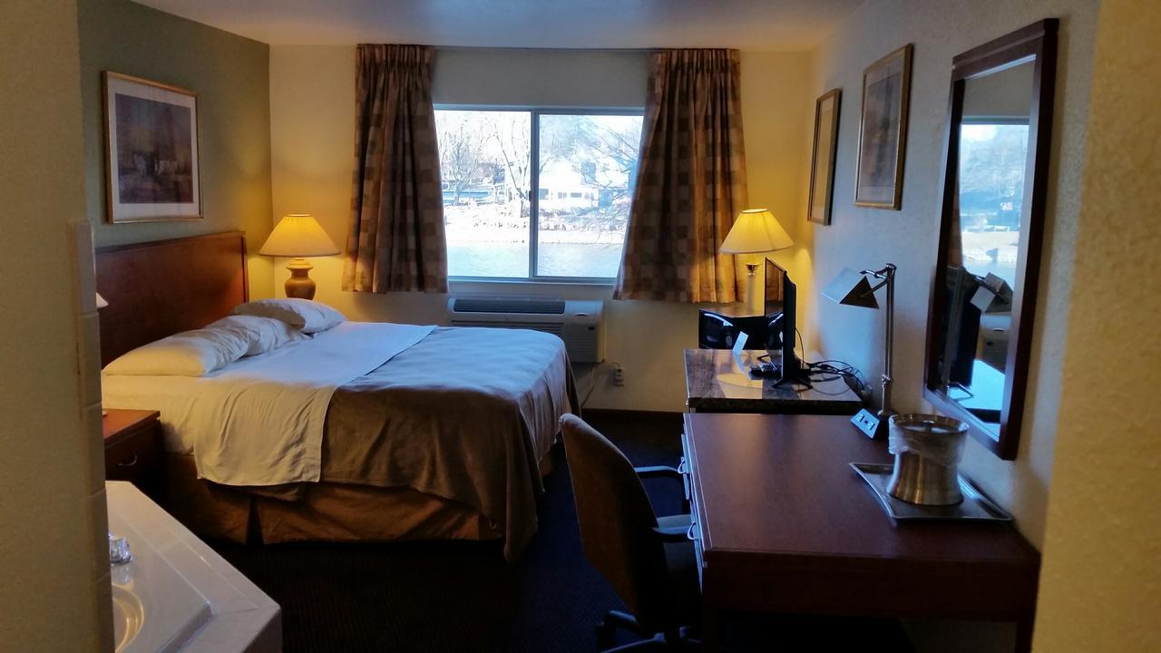 Riverwalk Inn & Suites Fort Atkinson Exterior photo