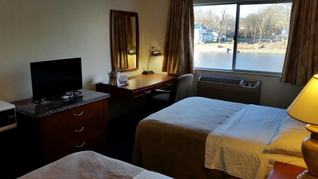 Riverwalk Inn & Suites Fort Atkinson Exterior photo
