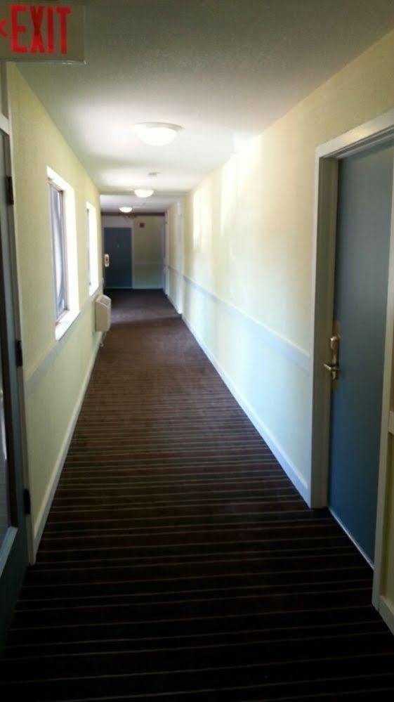Riverwalk Inn & Suites Fort Atkinson Exterior photo