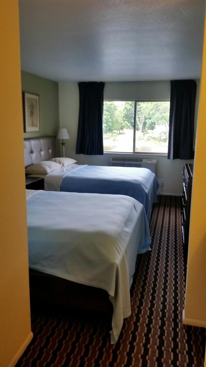 Riverwalk Inn & Suites Fort Atkinson Exterior photo